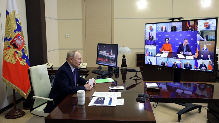 Путин поручил провести ревизию нормативной базы по морским перевозкам нефти