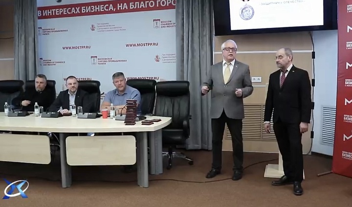 Ветераны и добровольцы получили медали «Защитнику Отечества» в Москве