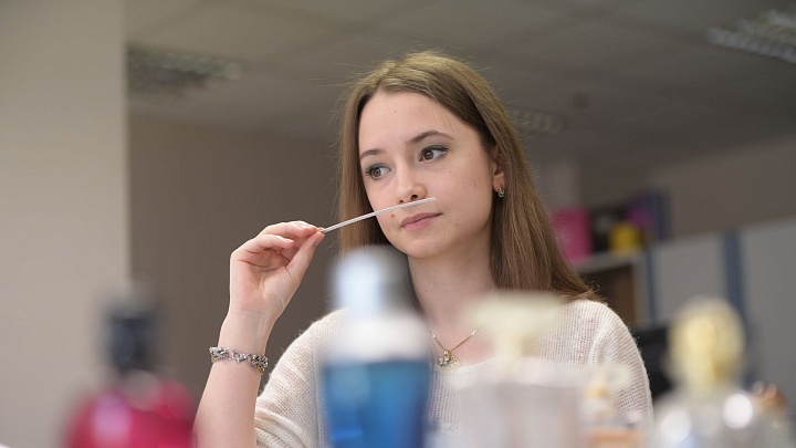 Названы самые дорогие духи, проданные в России весной